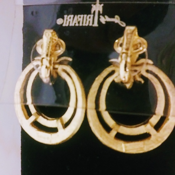 Vintage gold Trifari Hoop Clip on earrings. NWT - Picture 2 of 3